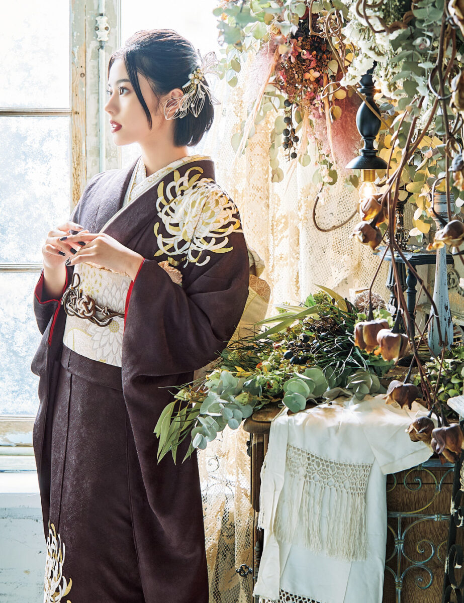 光沢のある生地に、思いきりのよい構図が生きる振袖。エネルギッシュに咲き競う乱菊と華やかな金箔を味方に、ゆかしい情緒をまといます。