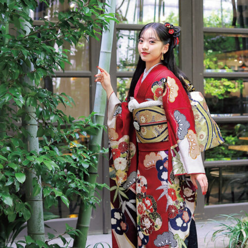 時代を超えて愛される赤い振袖には、黒の引き締め効果が秀逸。松竹梅に疋田文様を施し、桶しぼりのような和やかなにじみが好印象です。