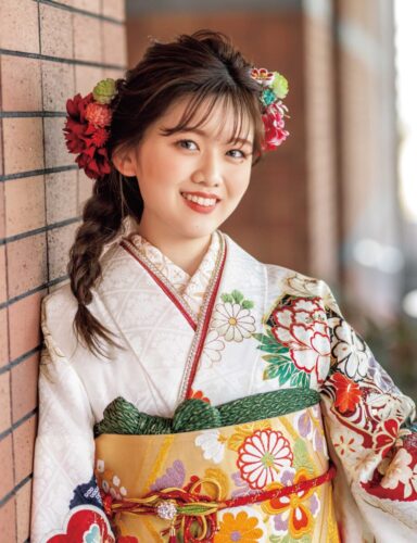気品ある扇面の中で幸運を呼ぶ花々が香り立ちます。流れるように配された摺疋田や青海派が、一つひとつの所作を艶っぽく彩ります。