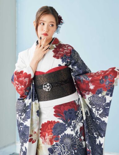 匂い立つような洋花を妖艶な色調でクールビューティーに表現。白いキャンバスに描かれた絵画のように、見る人の記憶に残る一着です。