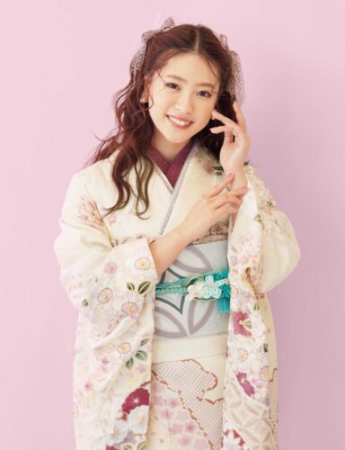 心地よい春風にふわり舞うような桜花は初々しい希望そのもの。やわらかな絞りも情緒を秘めながら、幸せオーラいっぱいの一日を祝福します。
