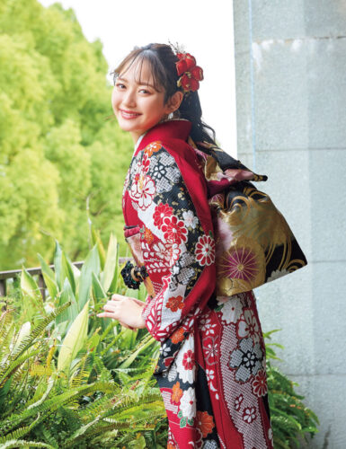 艶やかな赤い生地と溶け合うような、華やぎに満ちた疋田文様が叙情的。金彩をまとった毬は菊や桜が描き込まれ、手間をいとわぬ職人技が光ります。