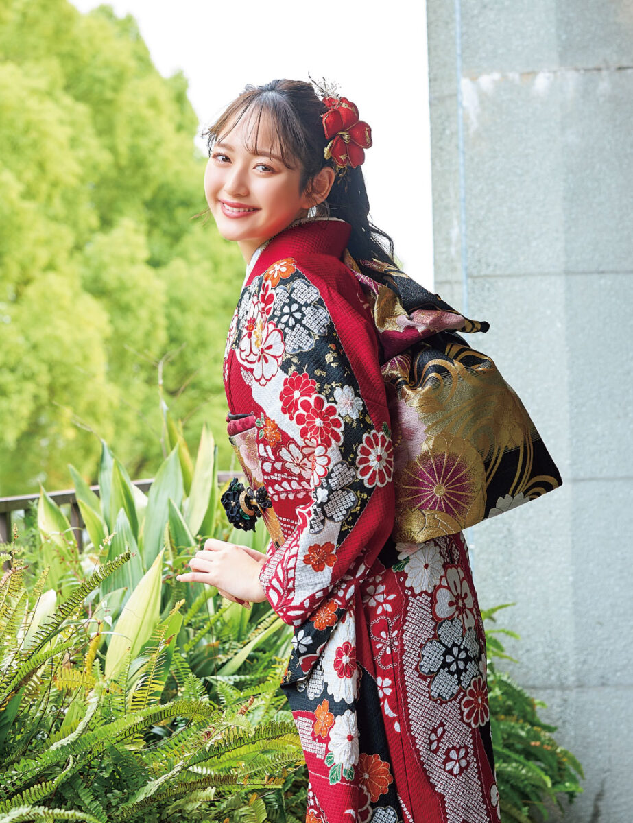 艶やかな赤い生地と溶け合うような、華やぎに満ちた疋田文様が叙情的。金彩をまとった毬は菊や桜が描き込まれ、手間をいとわぬ職人技が光ります。