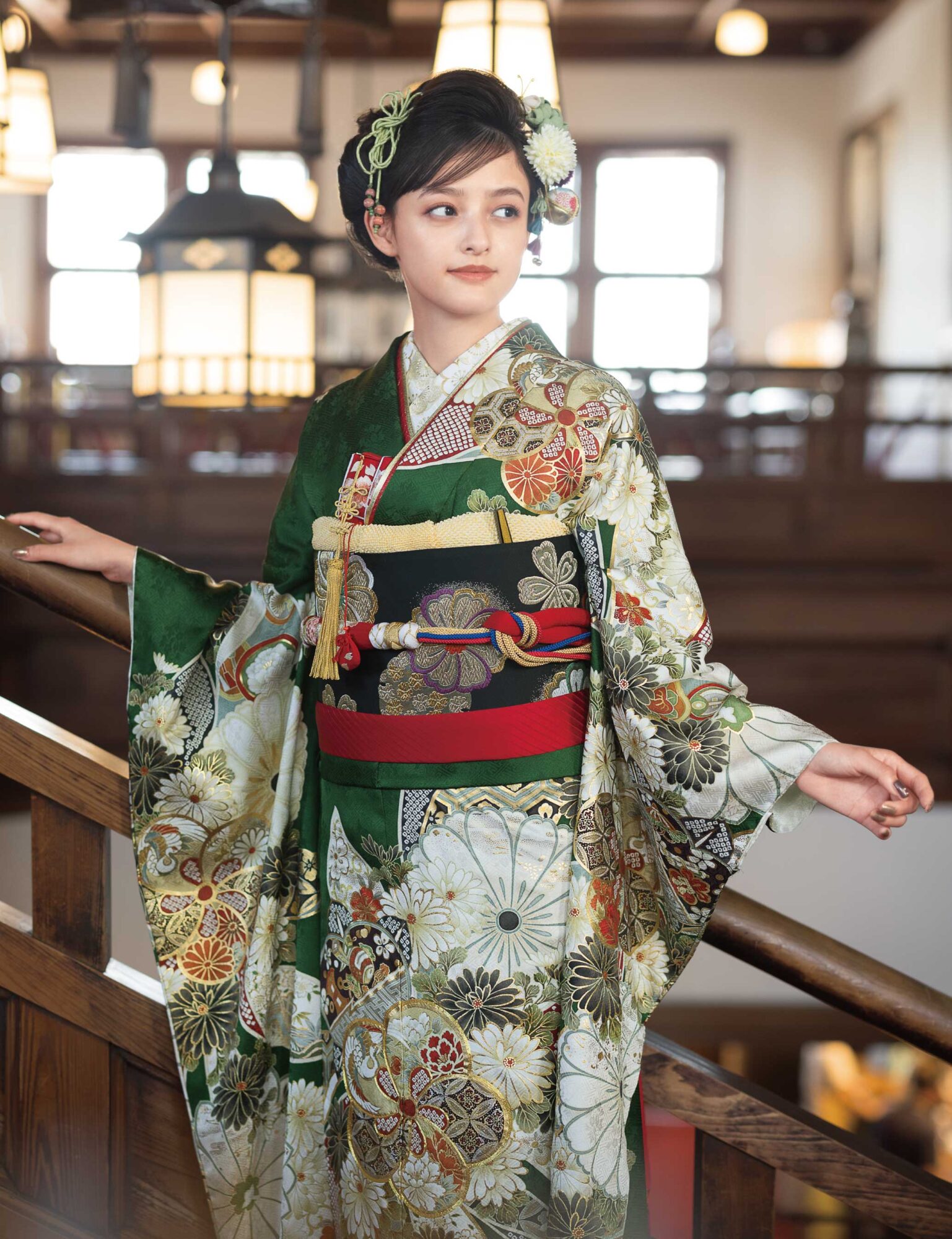 花びら一枚一枚に慶びを携えたねじり梅は、まばゆい金彩で誇らしげ。差し色を利かせた小物選びを楽しみながら、ゆかしい情緒に心惹かれて。