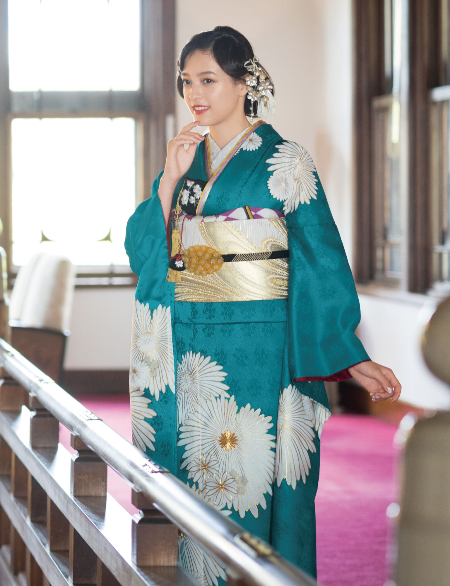個性が際立つターコイズの着物を、大胆な余白で魅せる心憎い意匠。純白の万寿菊に惜しみなく金刺繍を施し、記念すべき日に華を添えます。