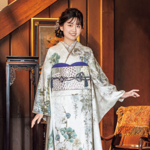 純真無垢な白に、色鮮やかな紫陽花がおしゃれな印象。美しい和花と銀彩の競演にそっと心躍らせながら、楚々とした笑顔で一目おかれる淑女に。