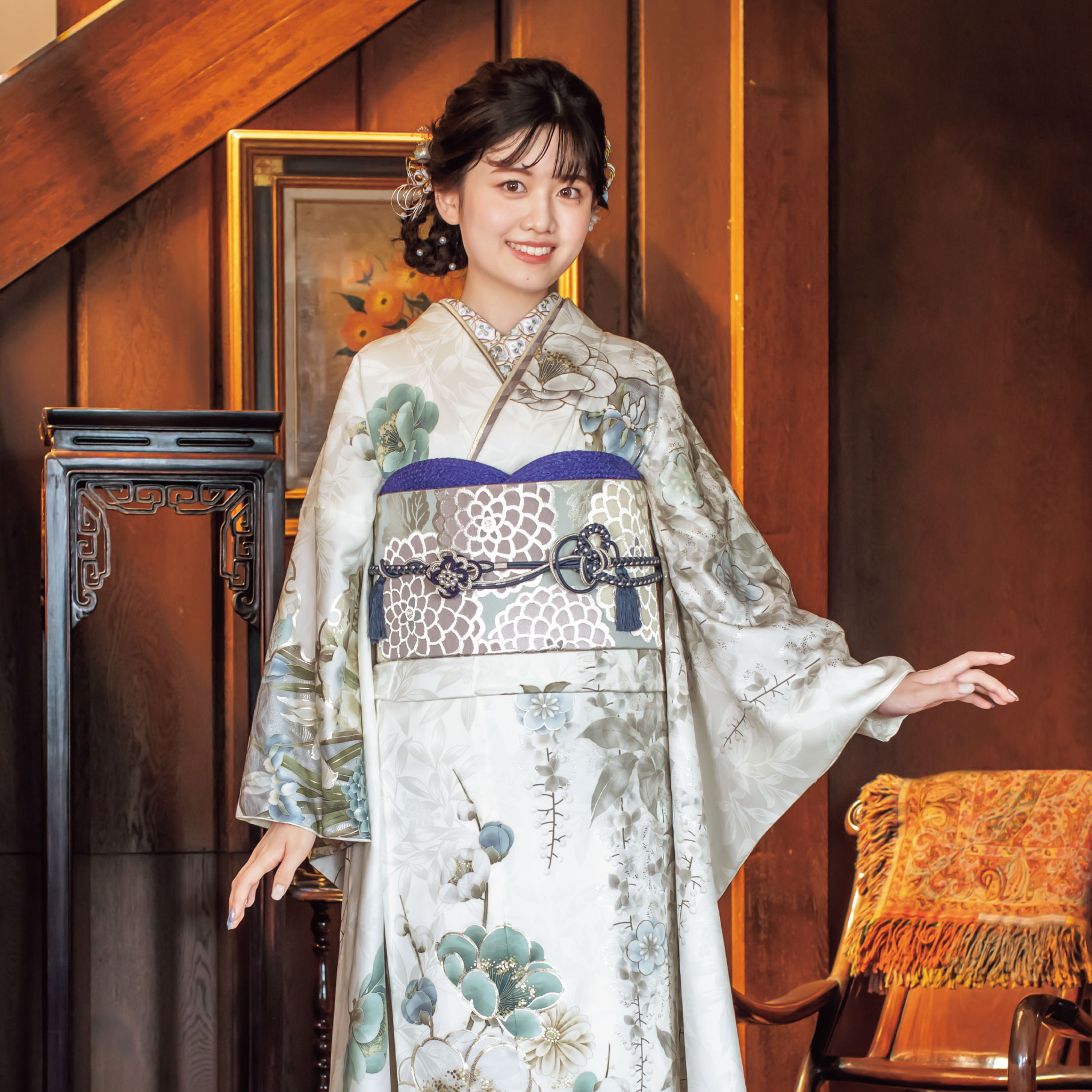 純真無垢な白に、色鮮やかな紫陽花がおしゃれな印象。美しい和花と銀彩の競演にそっと心躍らせながら、楚々とした笑顔で一目おかれる淑女に。