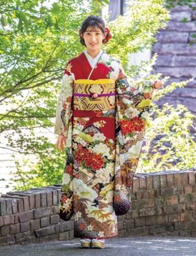 王道の赤を豪華絢爛に埋めつくす、縁起のよいモチーフ。見頃を迎えた牡丹や松竹梅は最高に輝き、青海波や雲取りと共に初々しい門出を彩ります。