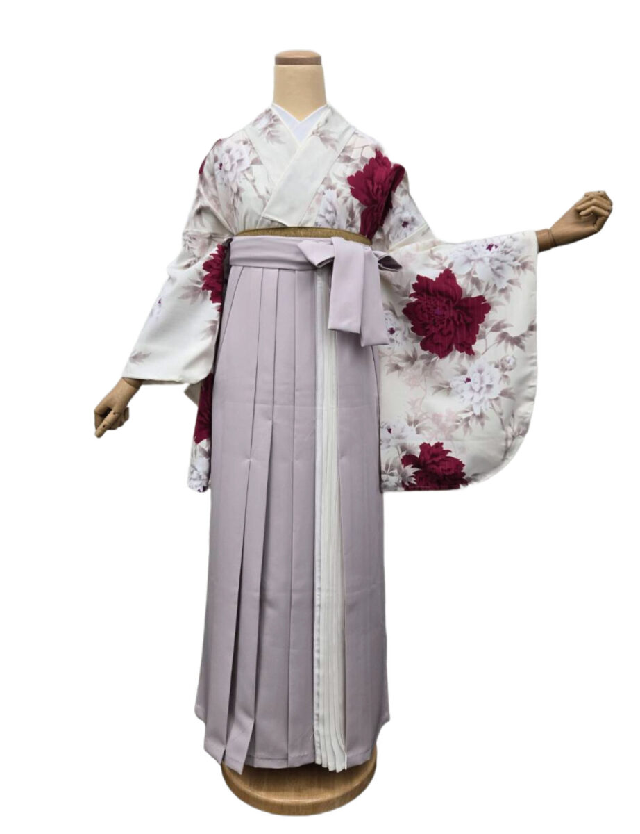 白地に深紅の花が咲く着物。静と動が共存する美しい袴スタイル。