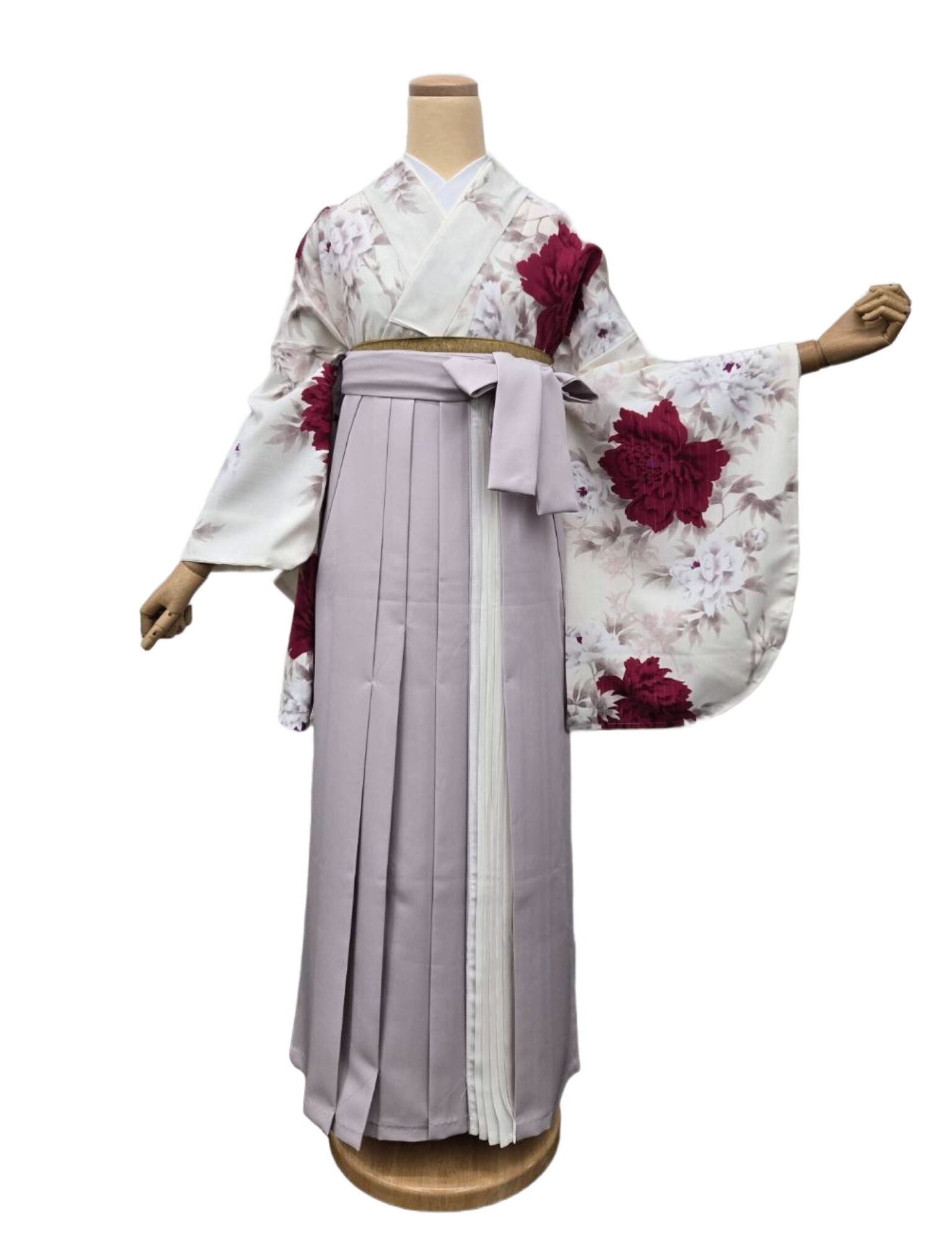 白地に深紅の花が咲く着物。静と動が共存する美しい袴スタイル。