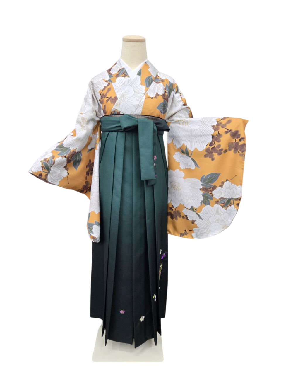 白花柄のからし色着物に袴を合わせた卒業式向け和装コーディネート