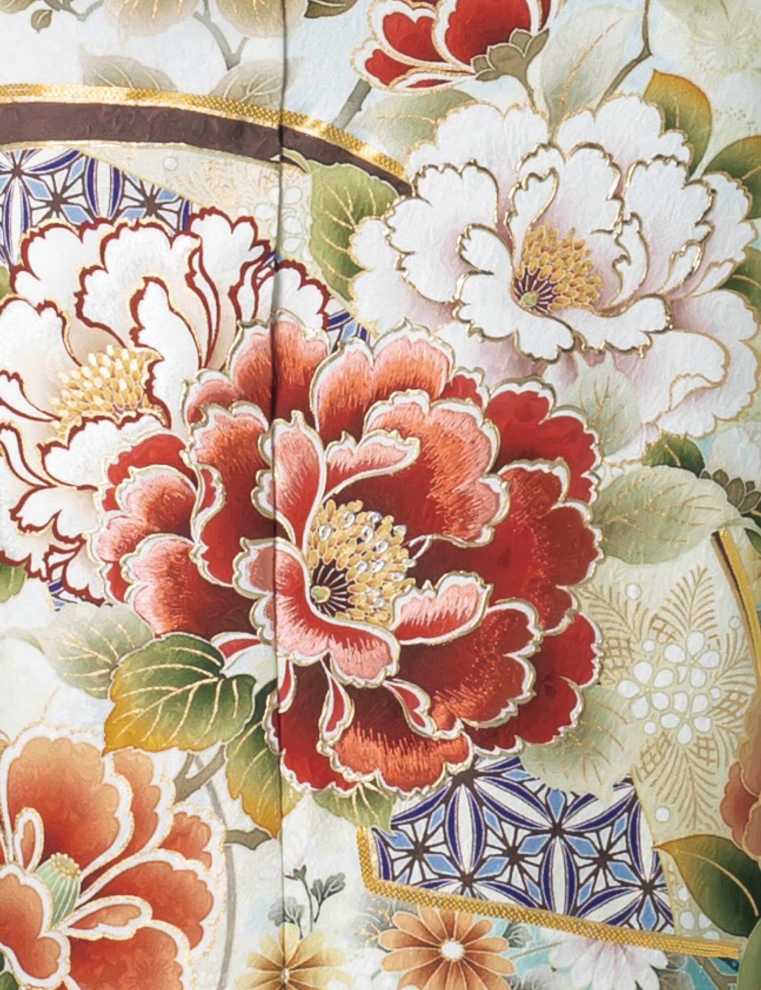 水色から深青への振袖に牡丹や菊をあしらい、金彩と青の帯締を合わせた女性の立ち姿