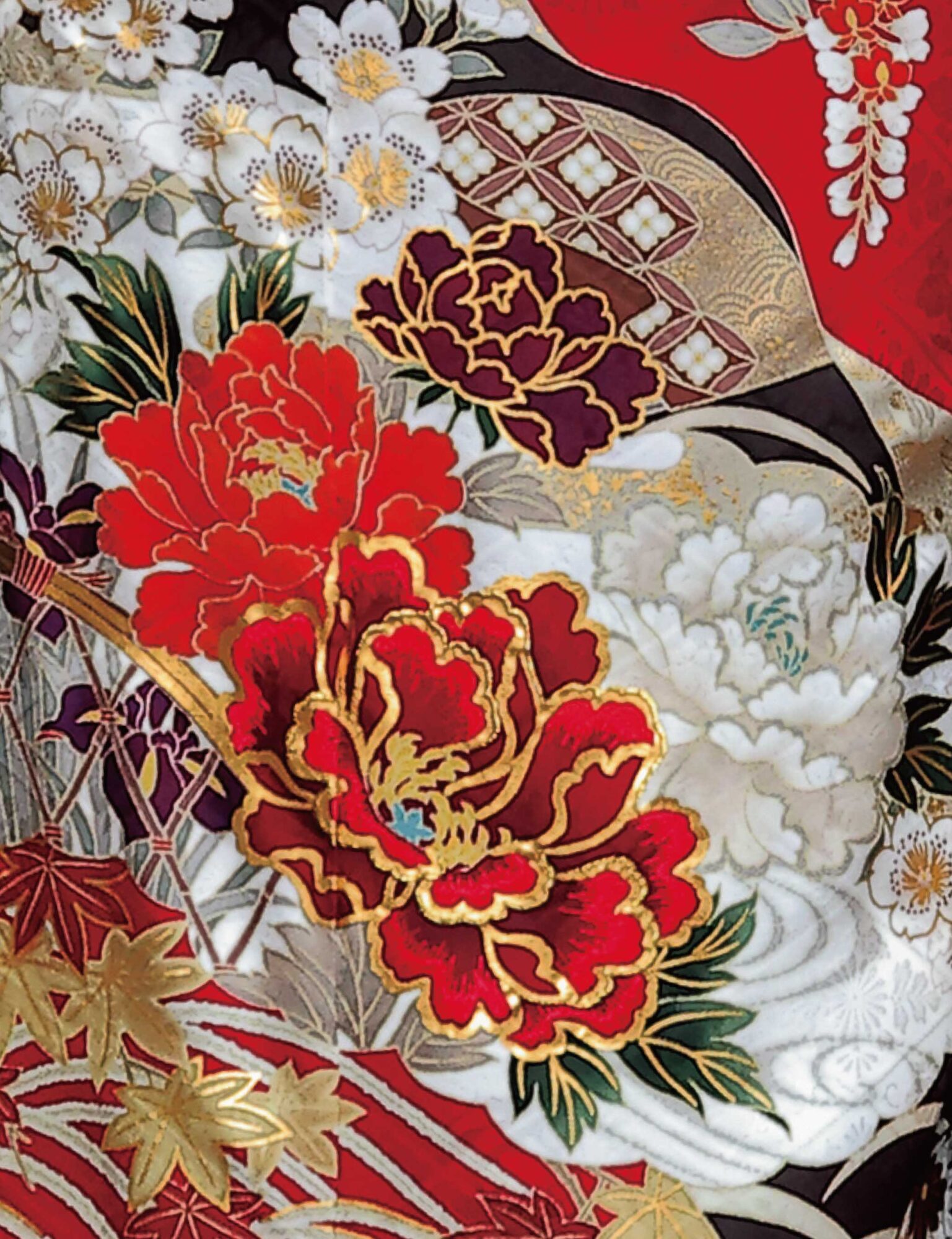深紅の振袖に牡丹と菊、金彩と幾何文様をあしらい、赤の帯締を合わせた女性の立ち姿