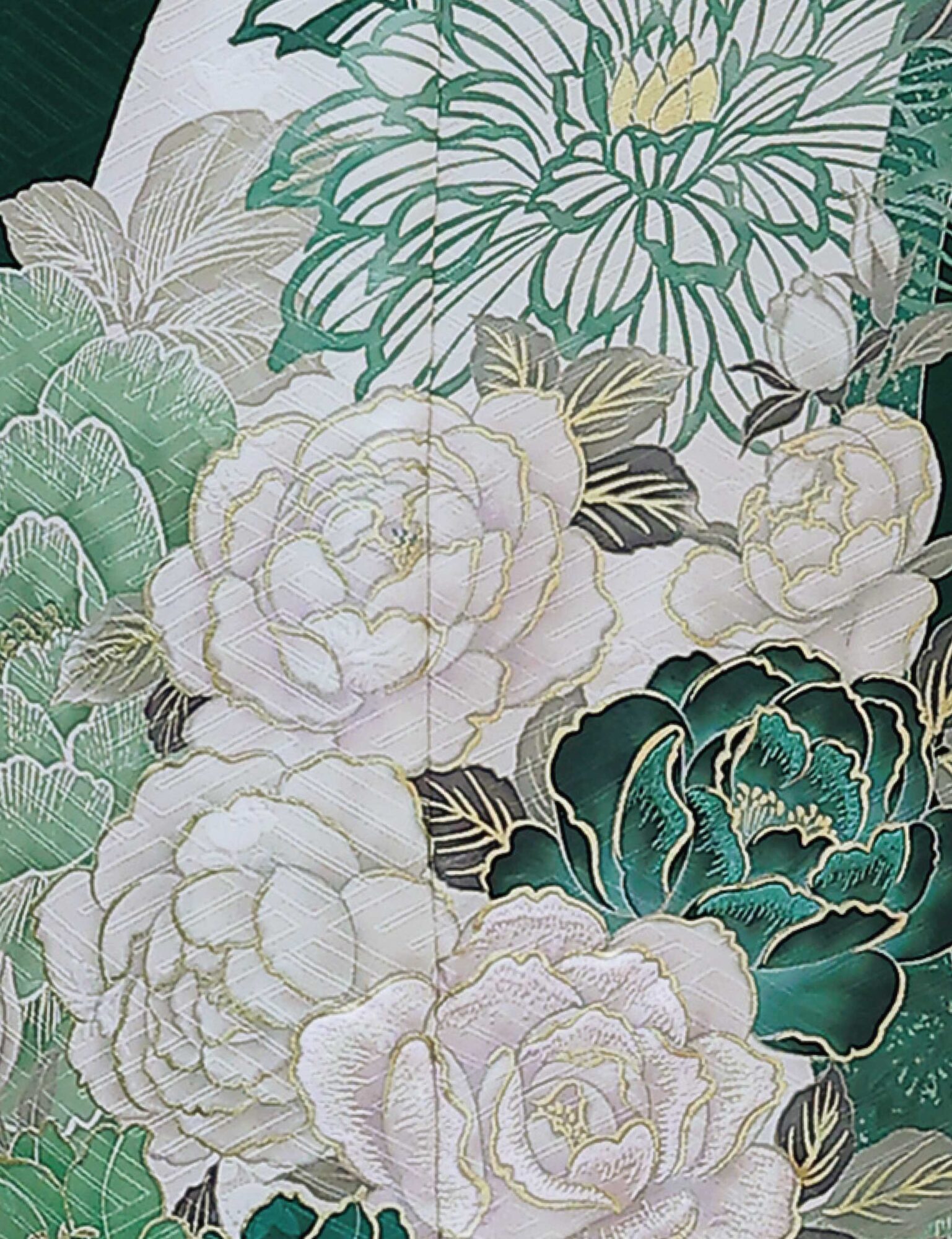深緑の振袖に白牡丹と菊の花模様をあしらい、金の帯と濃紺の帯締を合わせた女性の立ち姿