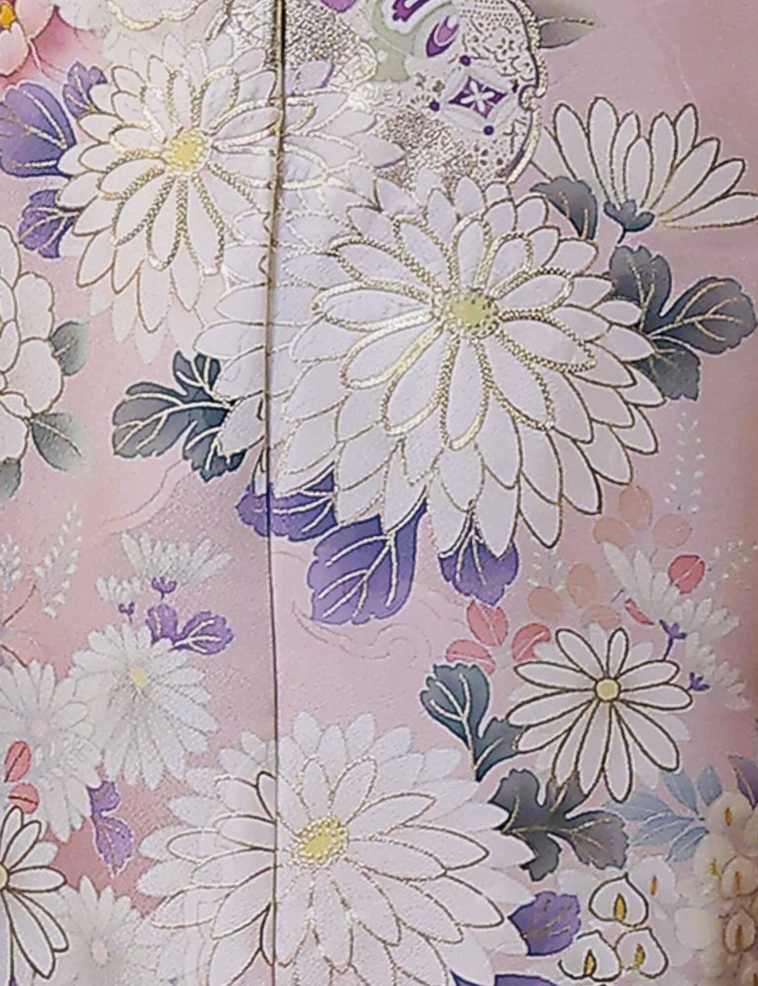 紅梅色の振袖に白菊と藤の花模様をあしらい、紫の帯締を合わせた女性の立ち姿