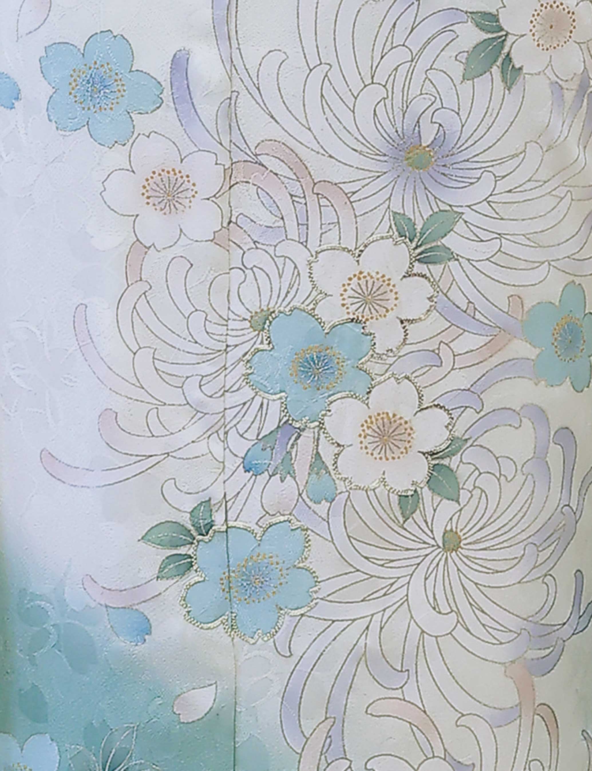 白と緑のグラデーションに菊模様が描かれた振袖を着た女性