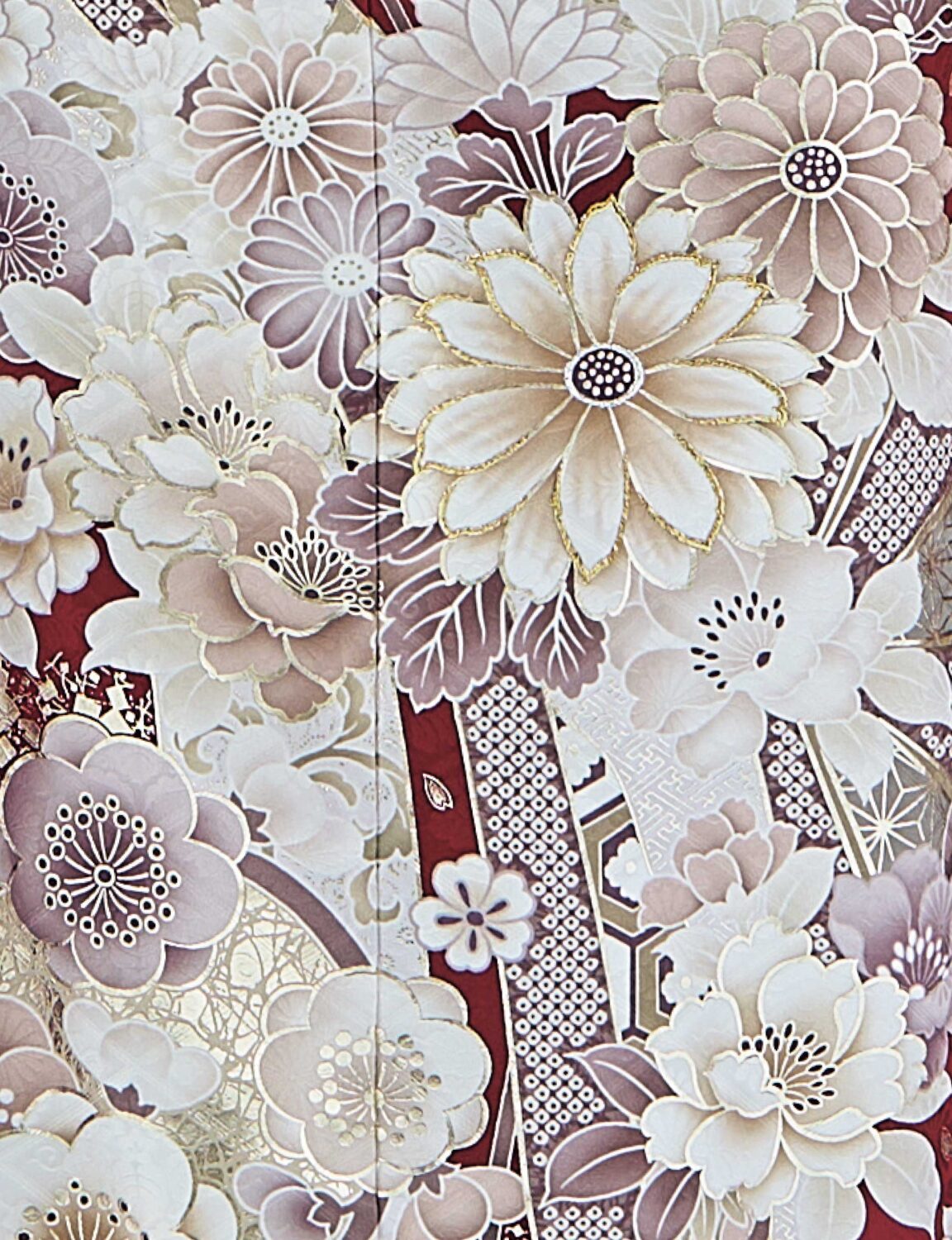 深紅の菊文様振袖を着た女性。銀の帯締がアクセントになった華やかな装い。