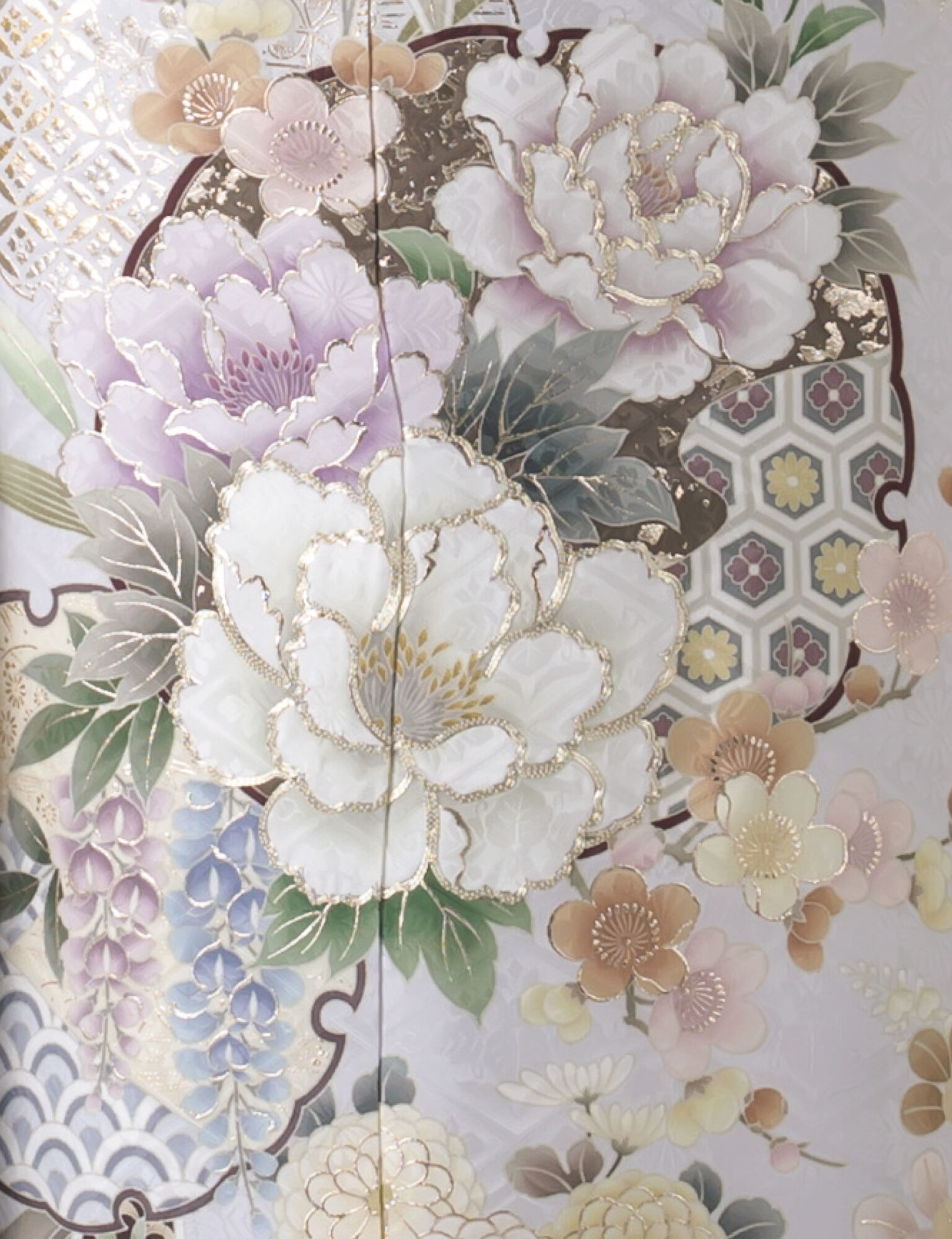 銀鼠色の振袖に白と紫の花々をあしらい、紫の帯締を合わせた女性の立ち姿