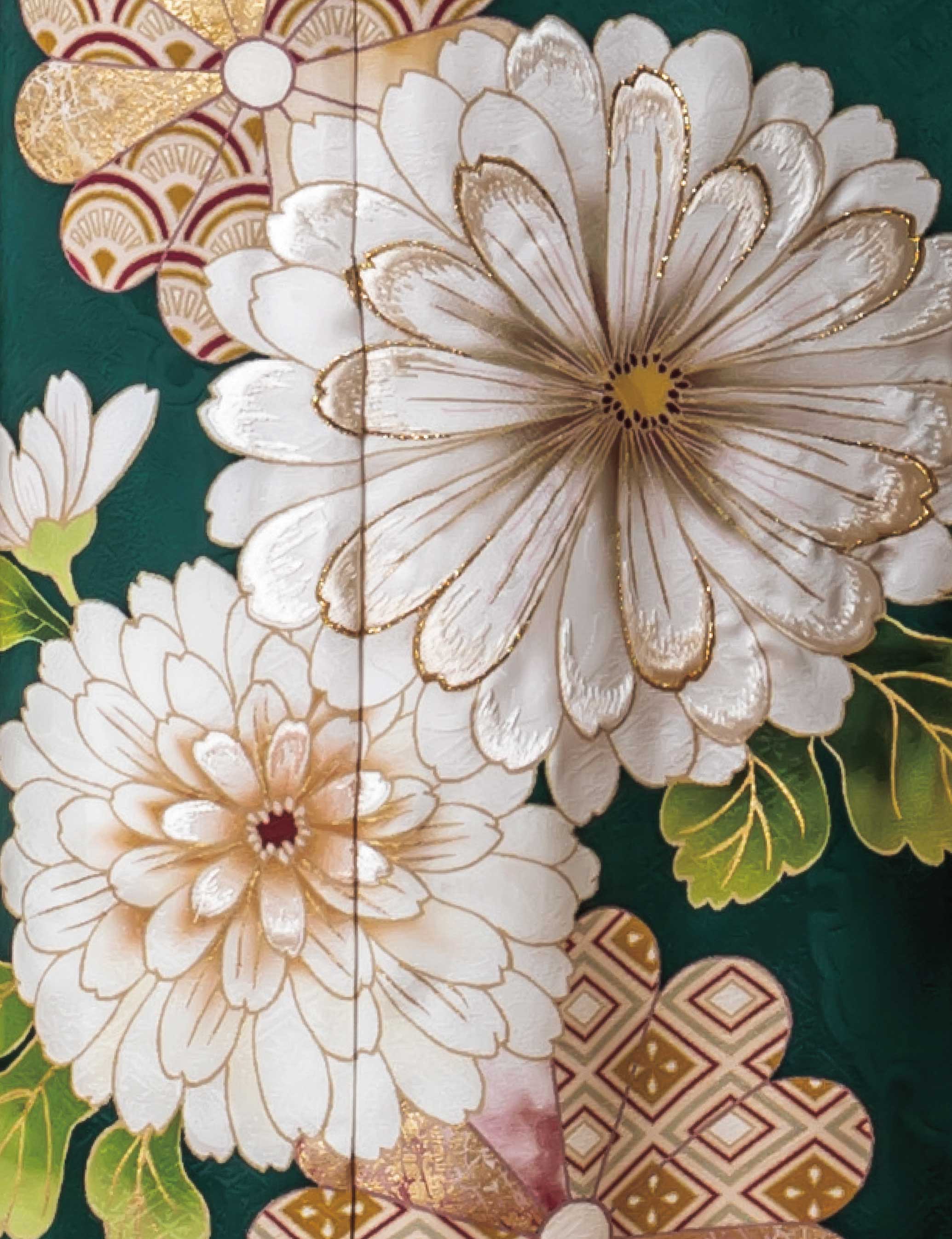 深緑と白の振袖に菊とダリアをあしらい、淡彩の帯と帯締を合わせた女性の立ち姿