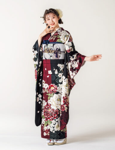 赤色振袖に白紅の牡丹が華やぐ振袖