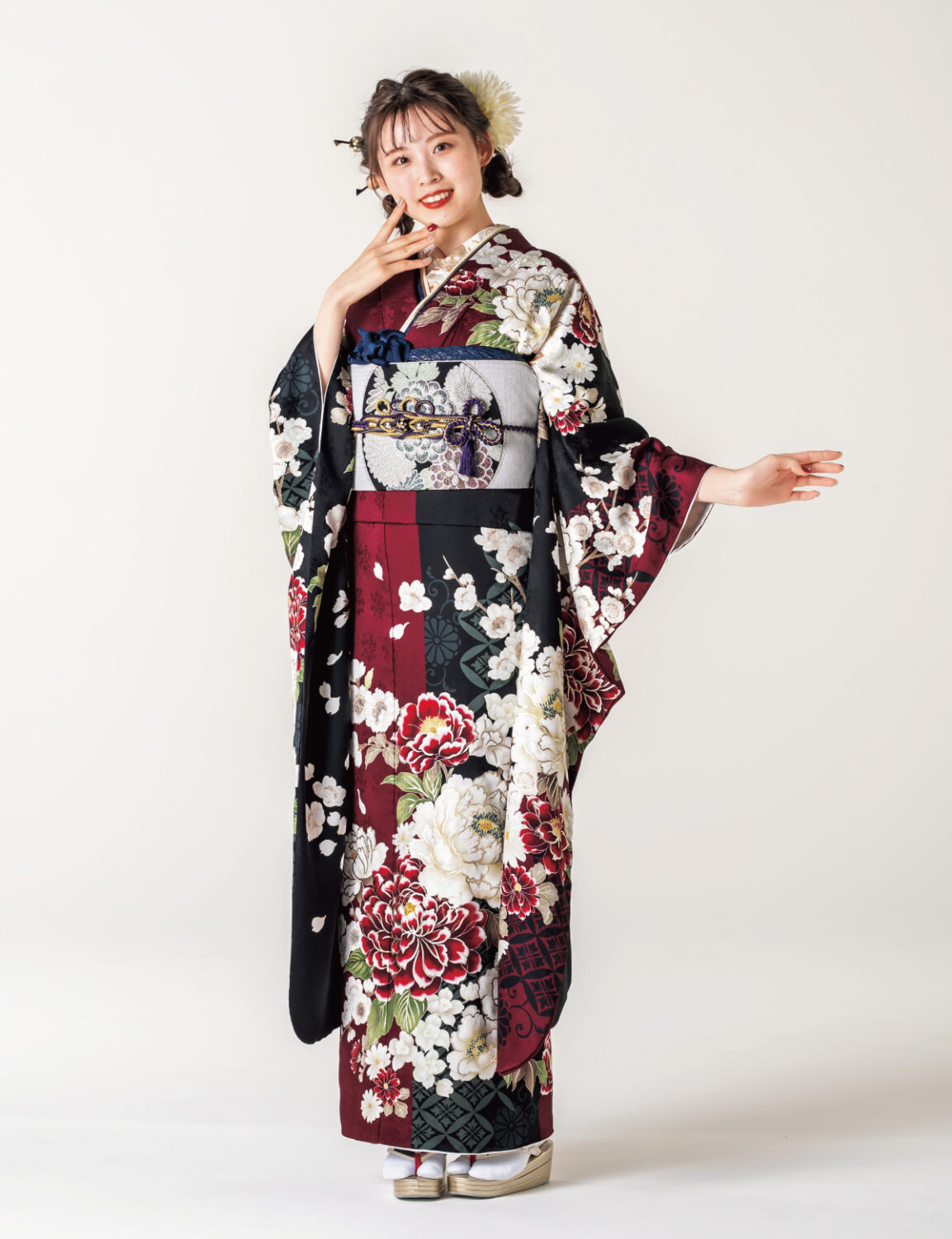 赤色振袖に白紅の牡丹が華やぐ振袖