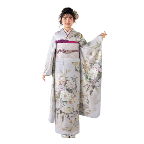 銀鼠色の振袖に白と紫の花々をあしらい、紫の帯締を合わせた女性の立ち姿