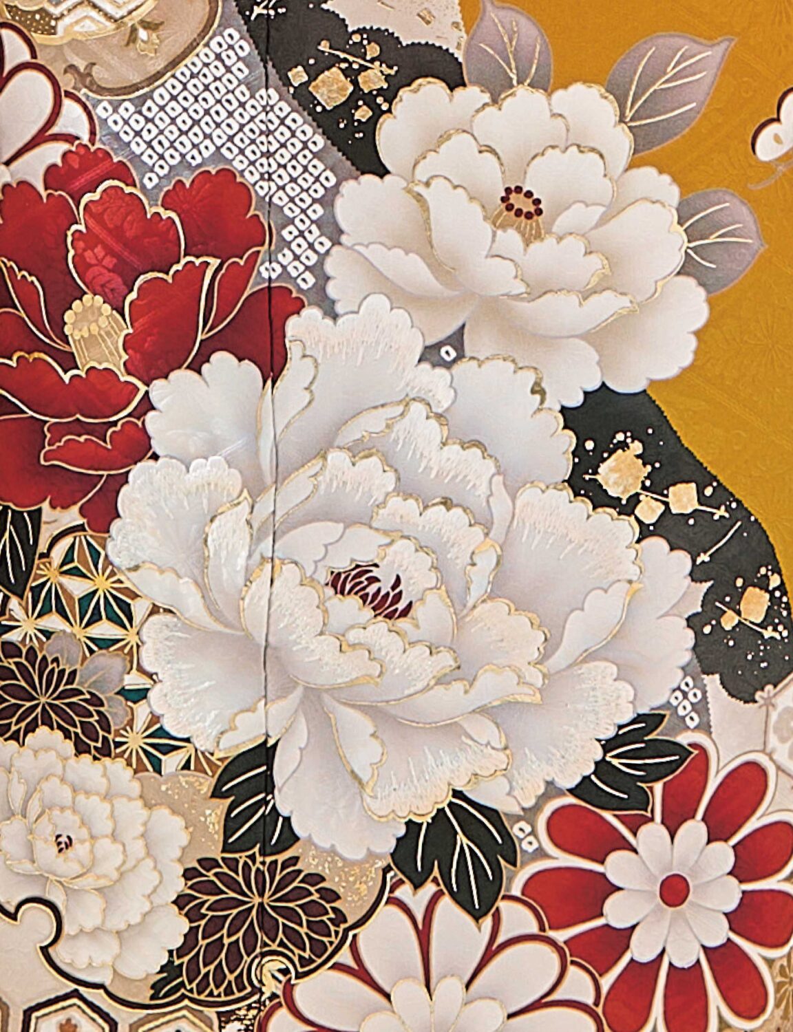 白地に紅・金の花柄があしらわれた振袖姿の女性。白と金の帯締がアクセント。