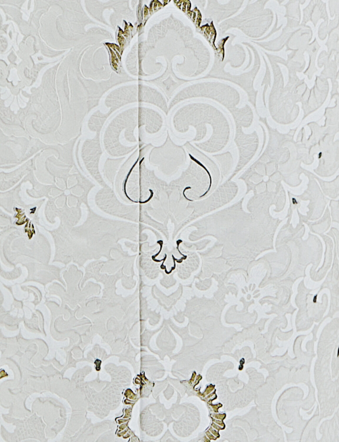 白地に金刺繍が施された振袖。帯締が華やかさを添える格式高い装い。