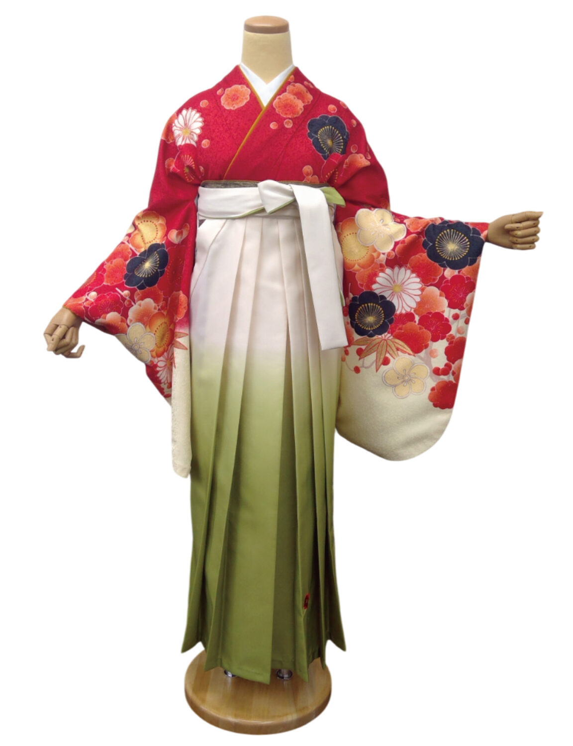 赤地に菊や梅の花柄が咲く華やかな着物と袴スタイル。