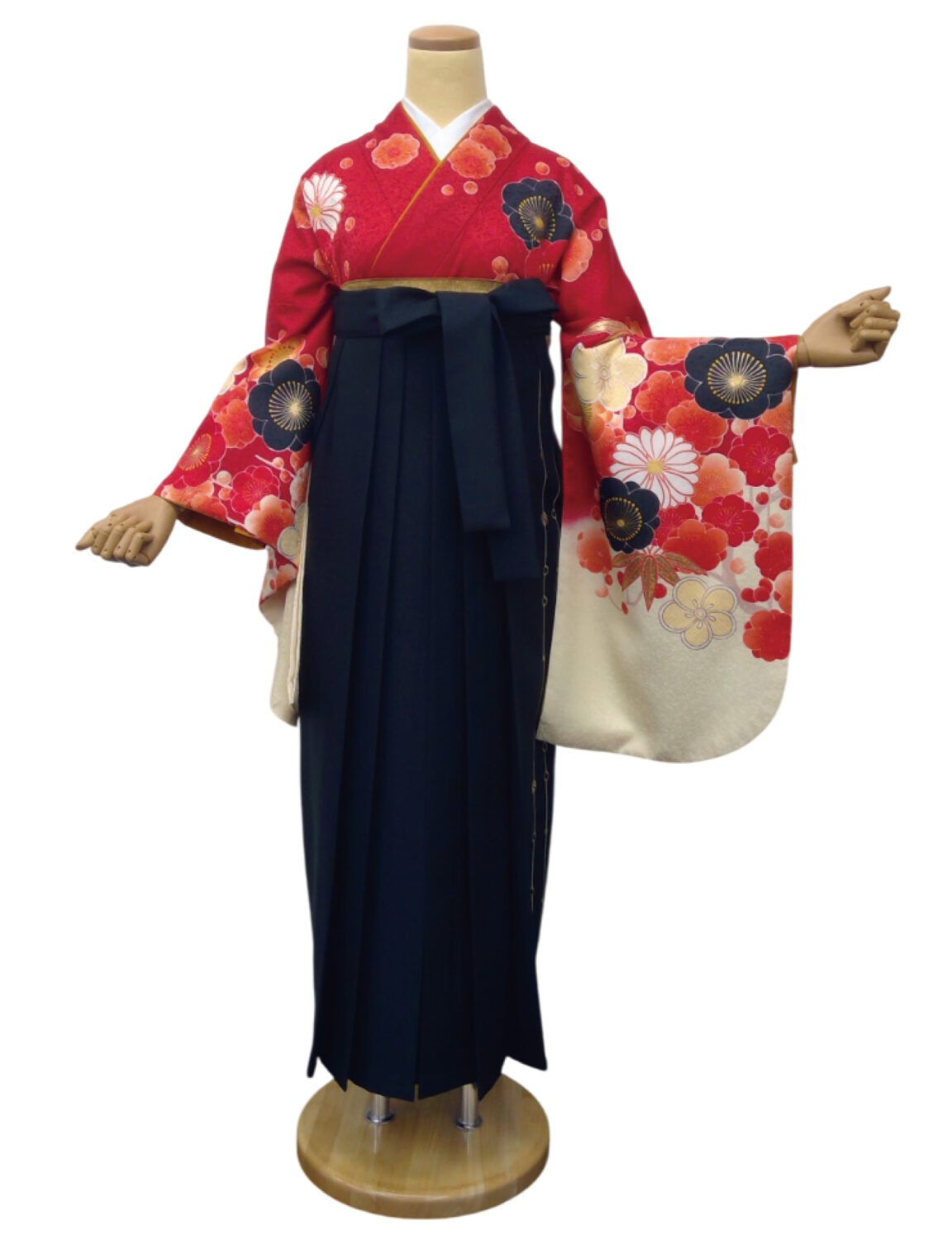 赤地に菊や梅の花柄が咲く華やかな着物と袴スタイル。