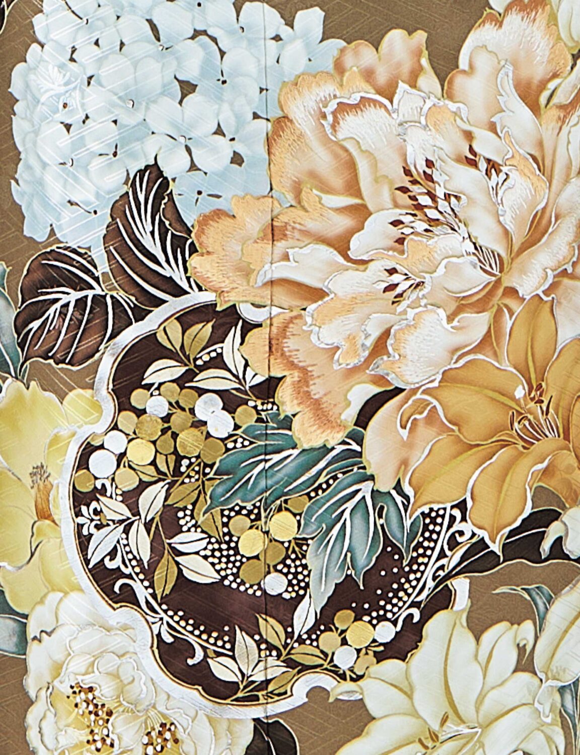 茶色地に花柄が咲く振袖姿の女性。金銀の帯締がアクセント。