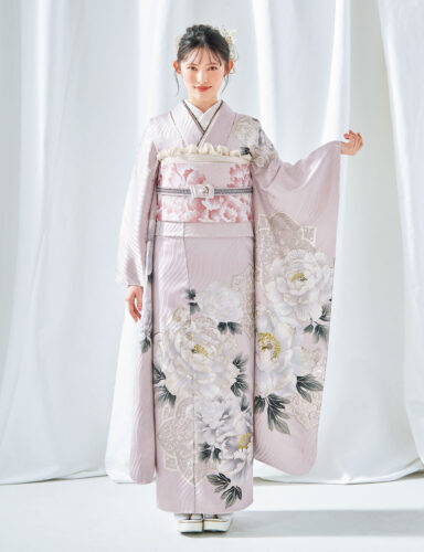 白牡丹の柄が美しい桃色の振袖を着た女性の全身姿