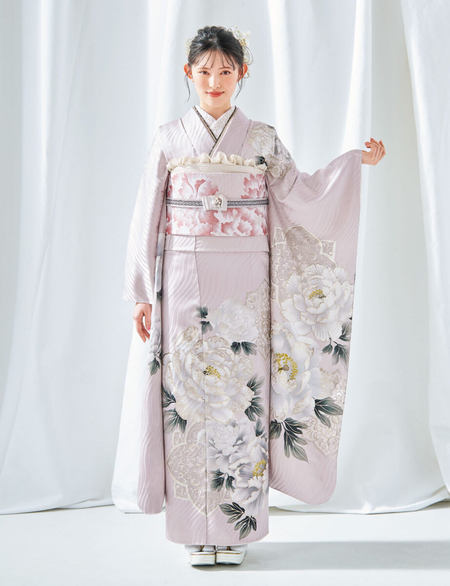 白牡丹の柄が美しい桃色の振袖を着た女性の全身姿