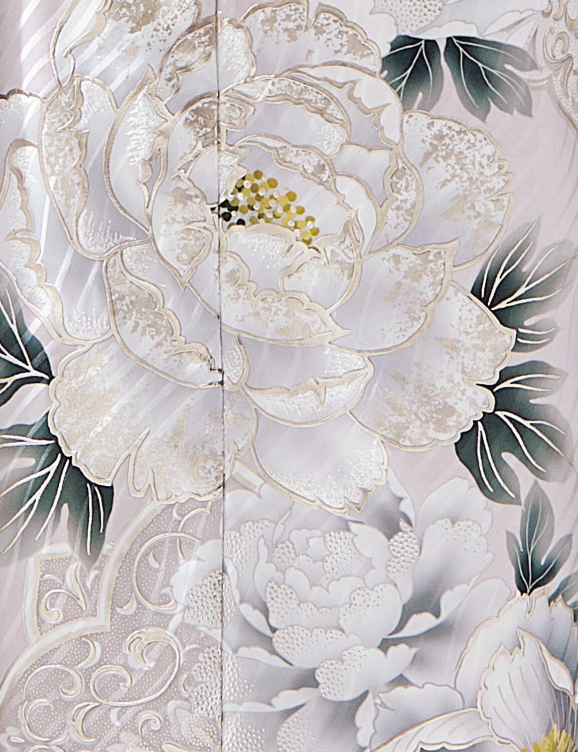 白牡丹の柄が美しい桃色の振袖を着た女性の全身姿