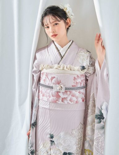 白牡丹の柄が美しい桃色の振袖を着た女性の全身姿