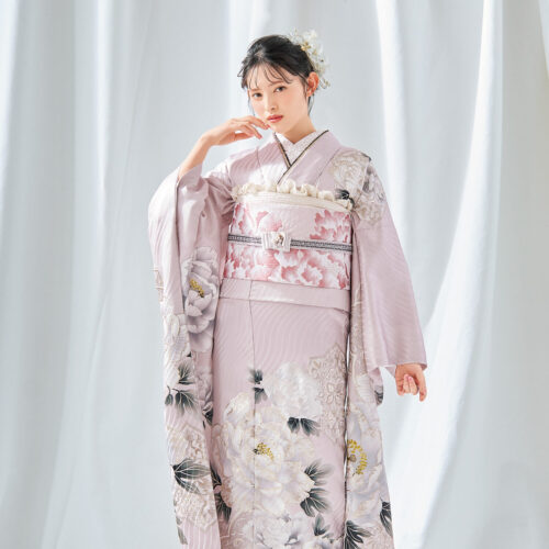 白牡丹の柄が美しい桃色の振袖を着た女性の全身姿