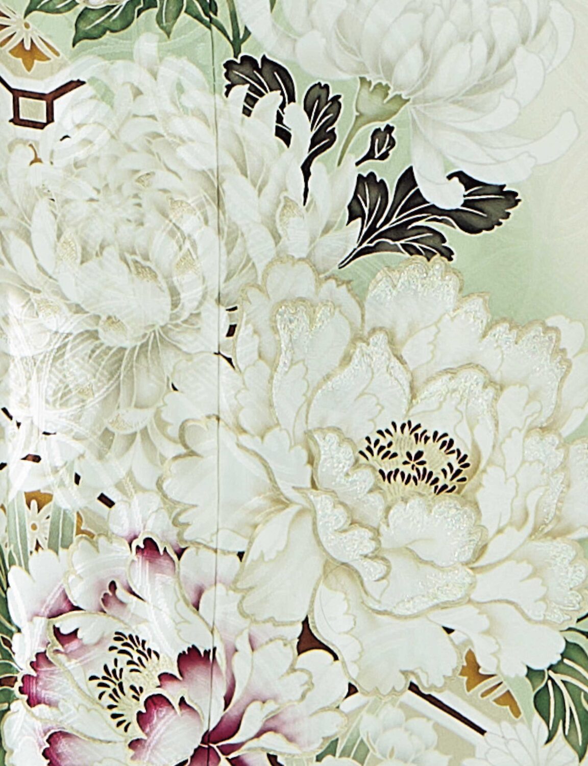 若草色に芍薬が描かれた振袖を着た女性。銀の帯に緑の帯締を合わせ、春らしい気品ある装い。