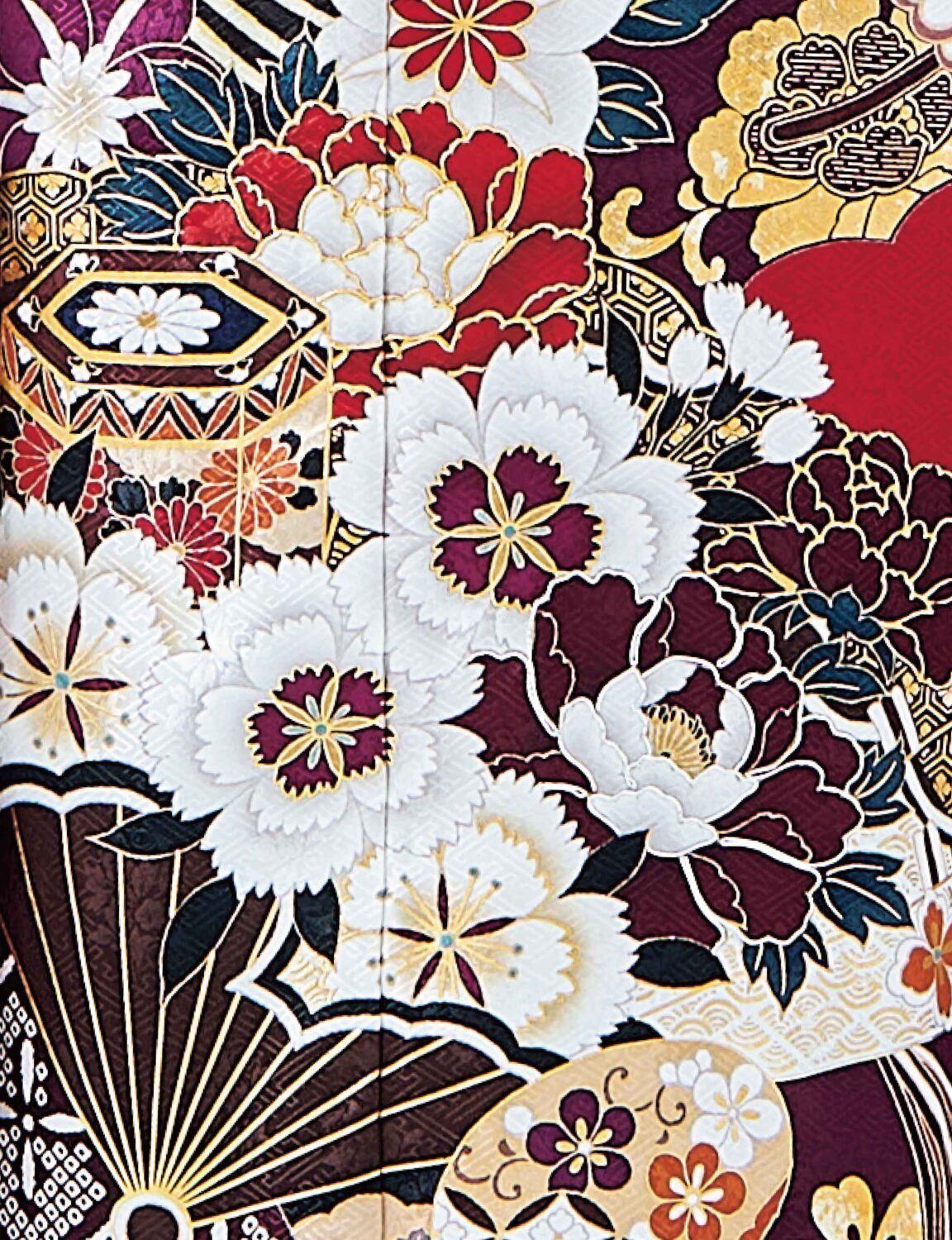 菊と梅の文様が施された白黒金の振袖を着た女性。青の帯締と花の髪飾りが印象的。