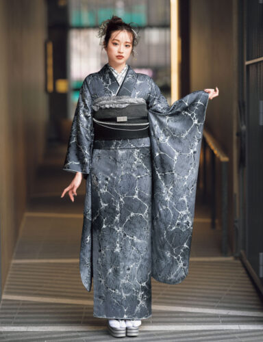 銀の帯締が映えるメタリックグレーの振袖姿の女性