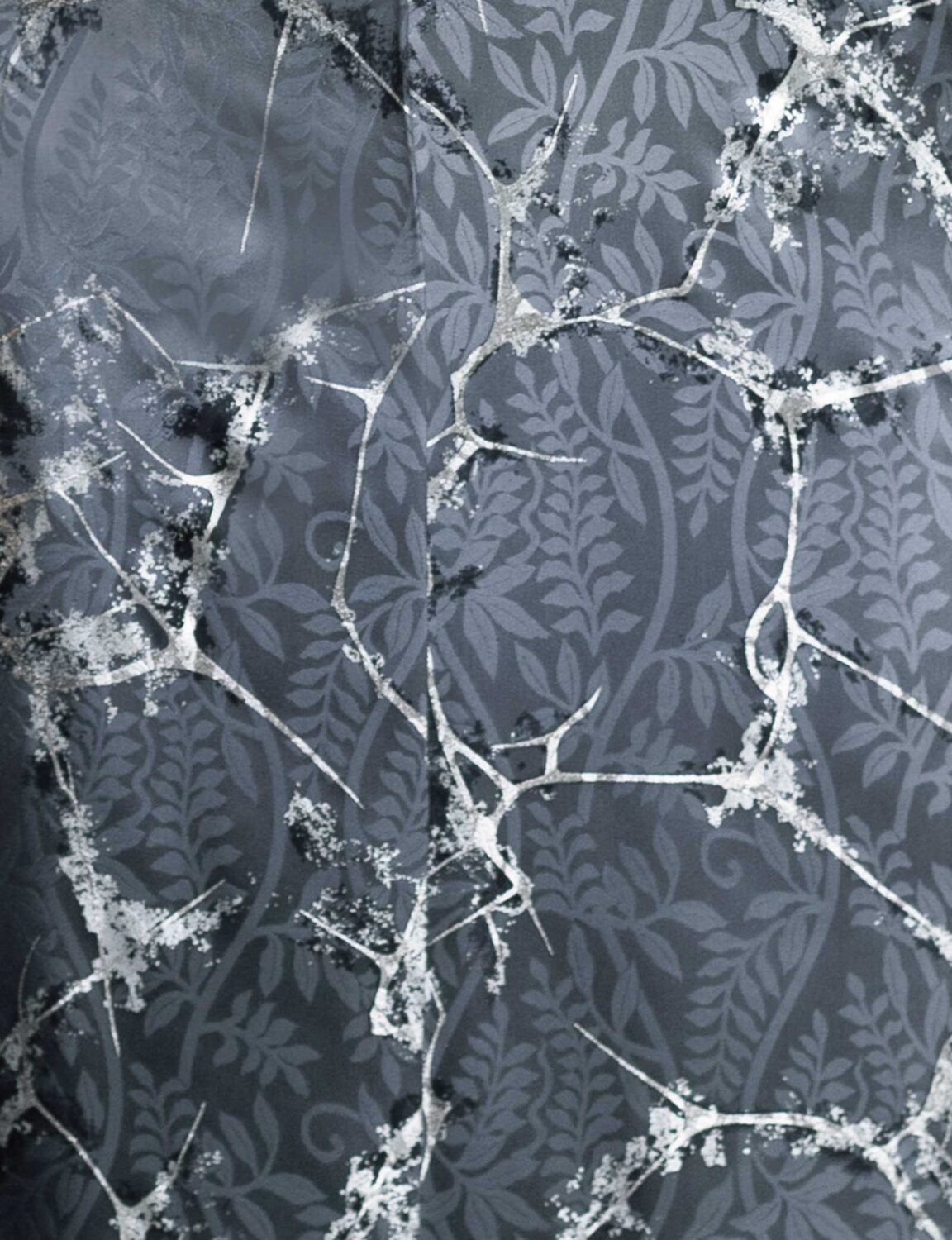 銀の帯締が映えるメタリックグレーの振袖姿の女性