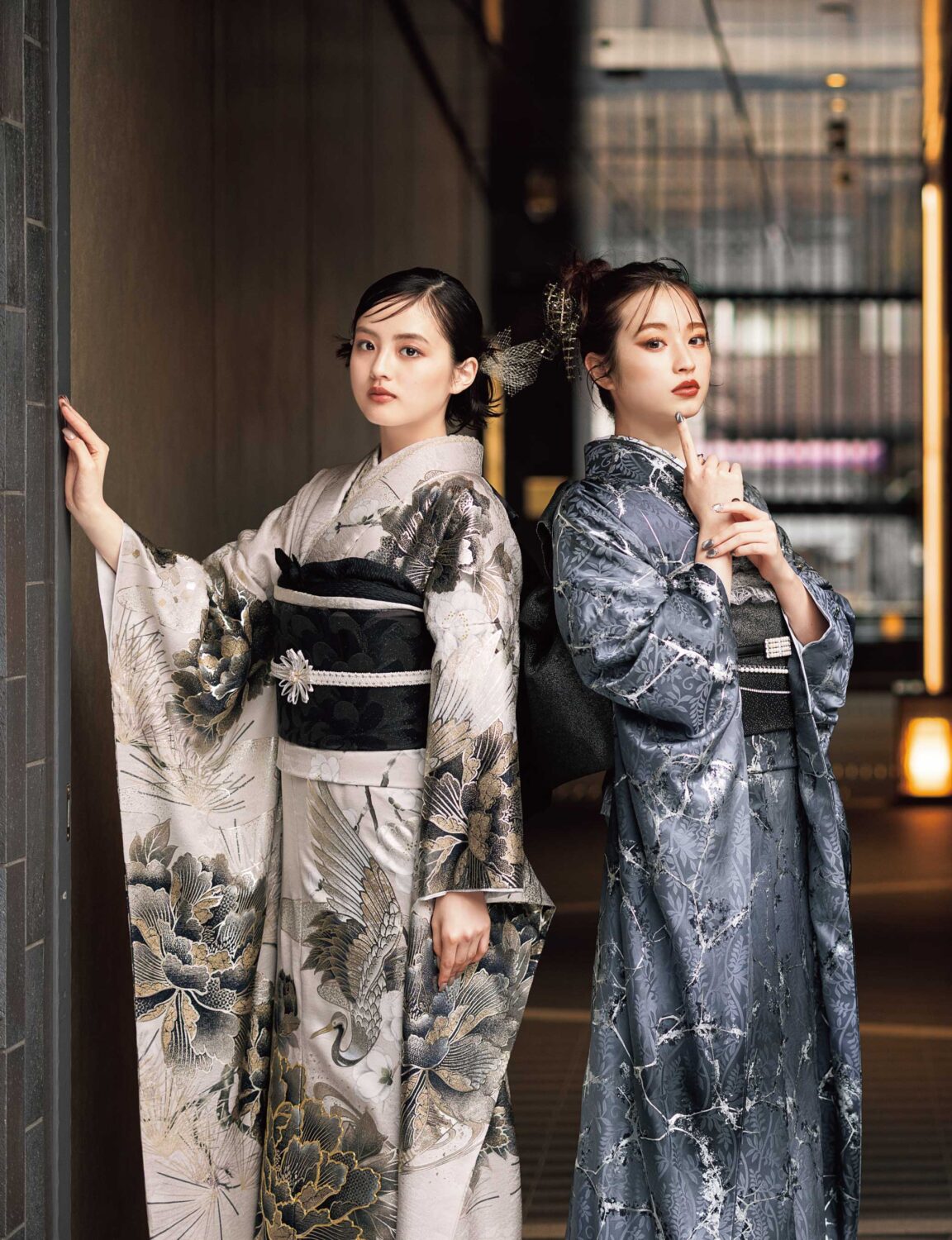 銀の帯締が映えるメタリックグレーの振袖姿の女性