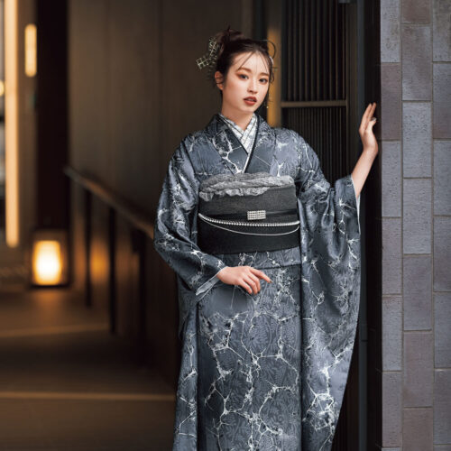 銀の帯締が映えるメタリックグレーの振袖姿の女性