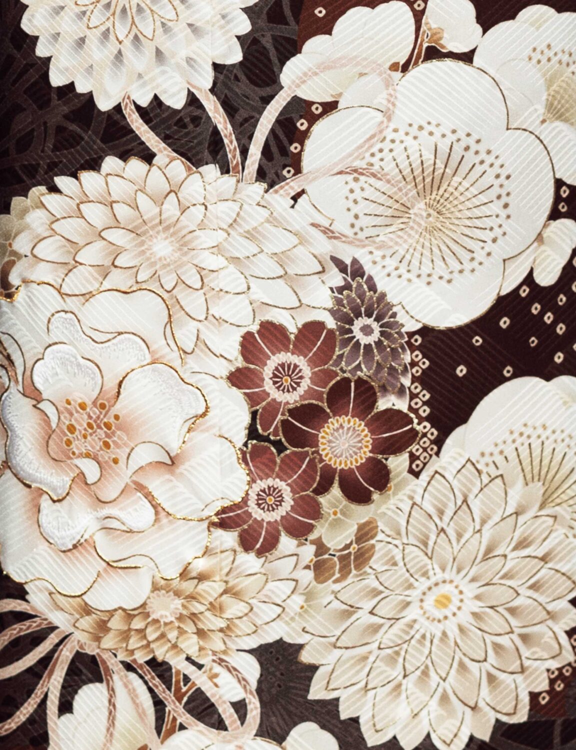 茶系に白花が咲く振袖姿の女性、深紅の帯締と花飾りが上品な印象を演出