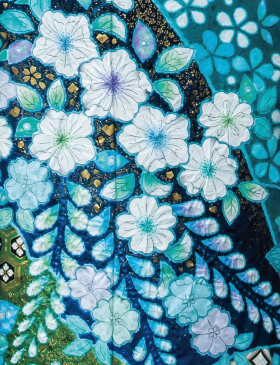 青緑の振袖に白花模様と帯締が映える、格式と華やぎを纏った女性の晴れ姿