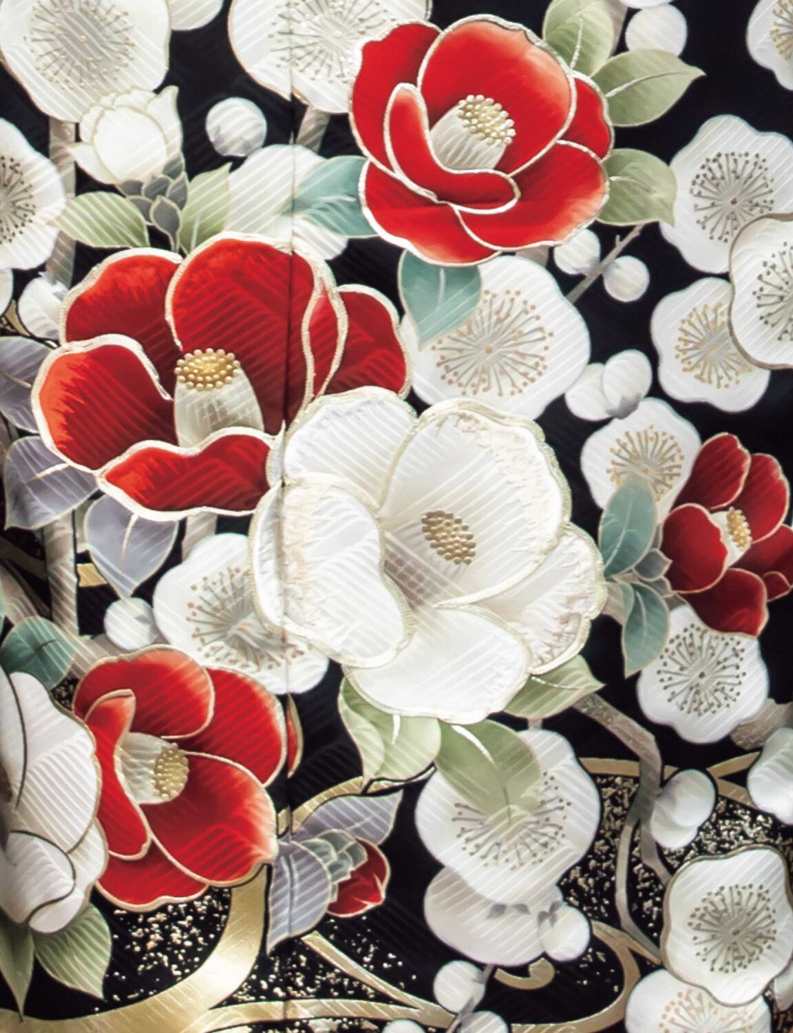 黒地に紅白の花柄が施された振袖を着た女性。赤の帯締と華やかな髪飾りが印象的。