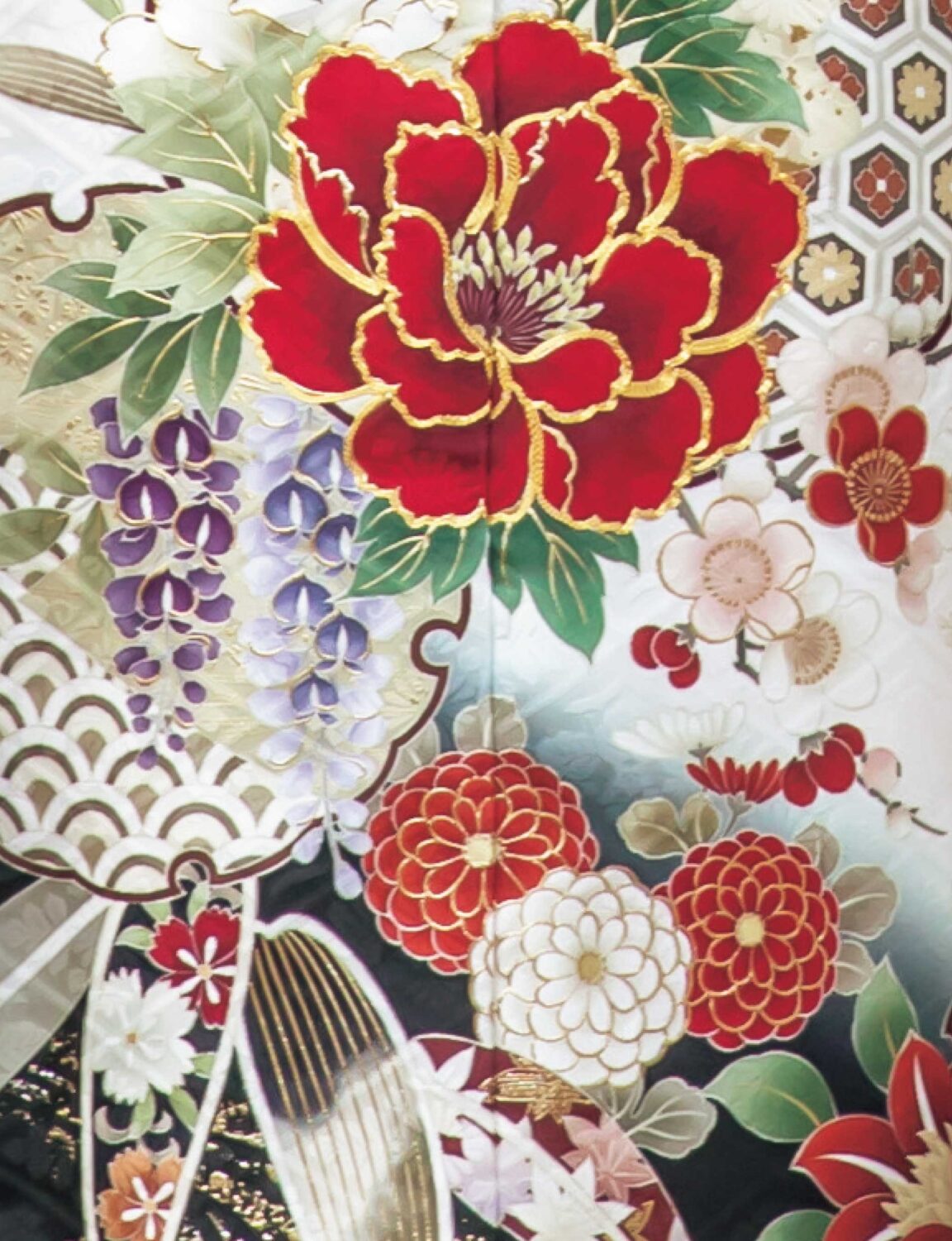 赤白の花柄振袖を着た女性が金の帯締を結び、格式ある装いで立つ姿