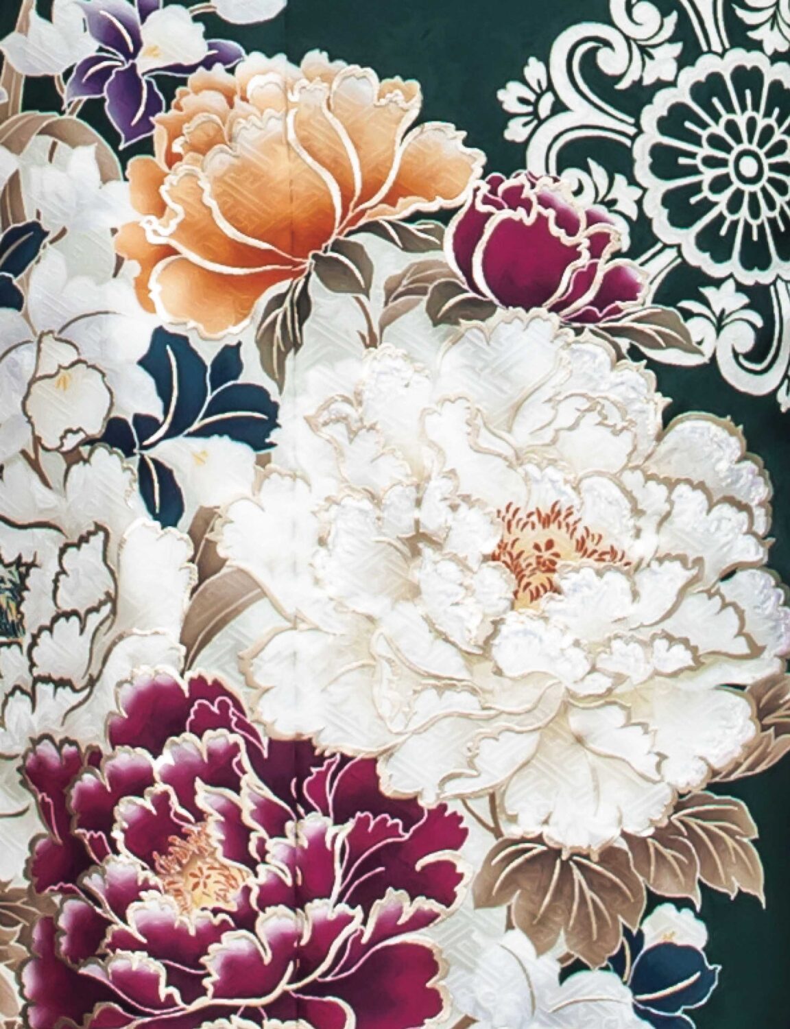 深緑の振袖に牡丹と菊が描かれた華やかな装いの女性