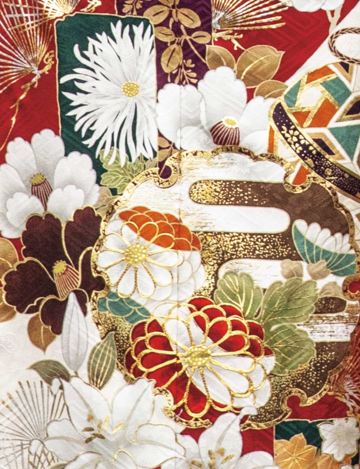 赤地に金彩と花柄が映える振袖姿。帯締と髪飾りが華やかさを添える。
