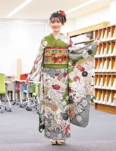 赤と白の花柄振袖に緑の帯締を合わせた女性の晴れ姿