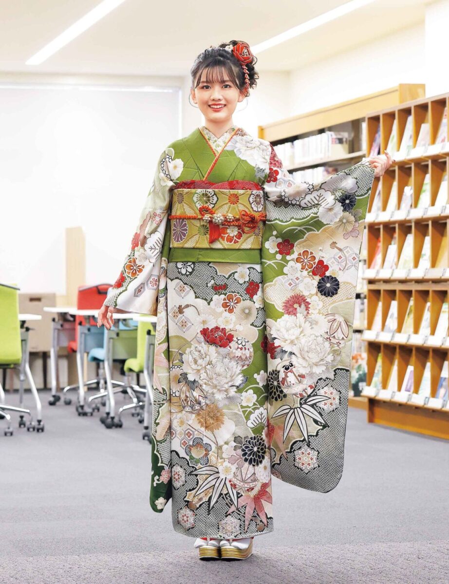 赤と白の花柄振袖に緑の帯締を合わせた女性の晴れ姿